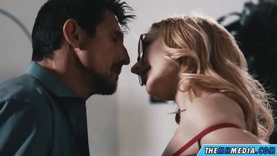 Gnéas rómánsúil le blonde slutty